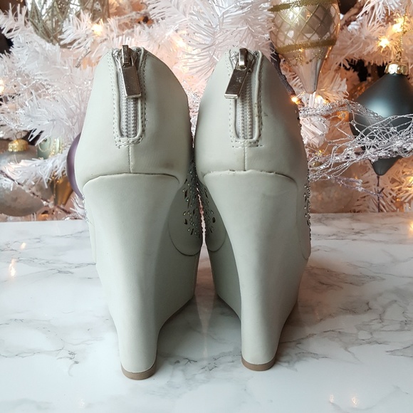 Bamboo Planform Shoes with Rhinestones - Picture 3 of 5